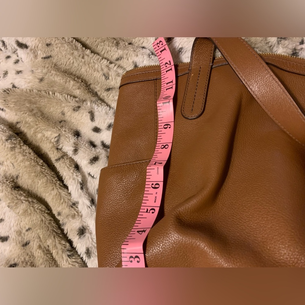 Leather Fossil purse has the key unique design - Picture 5 of 16